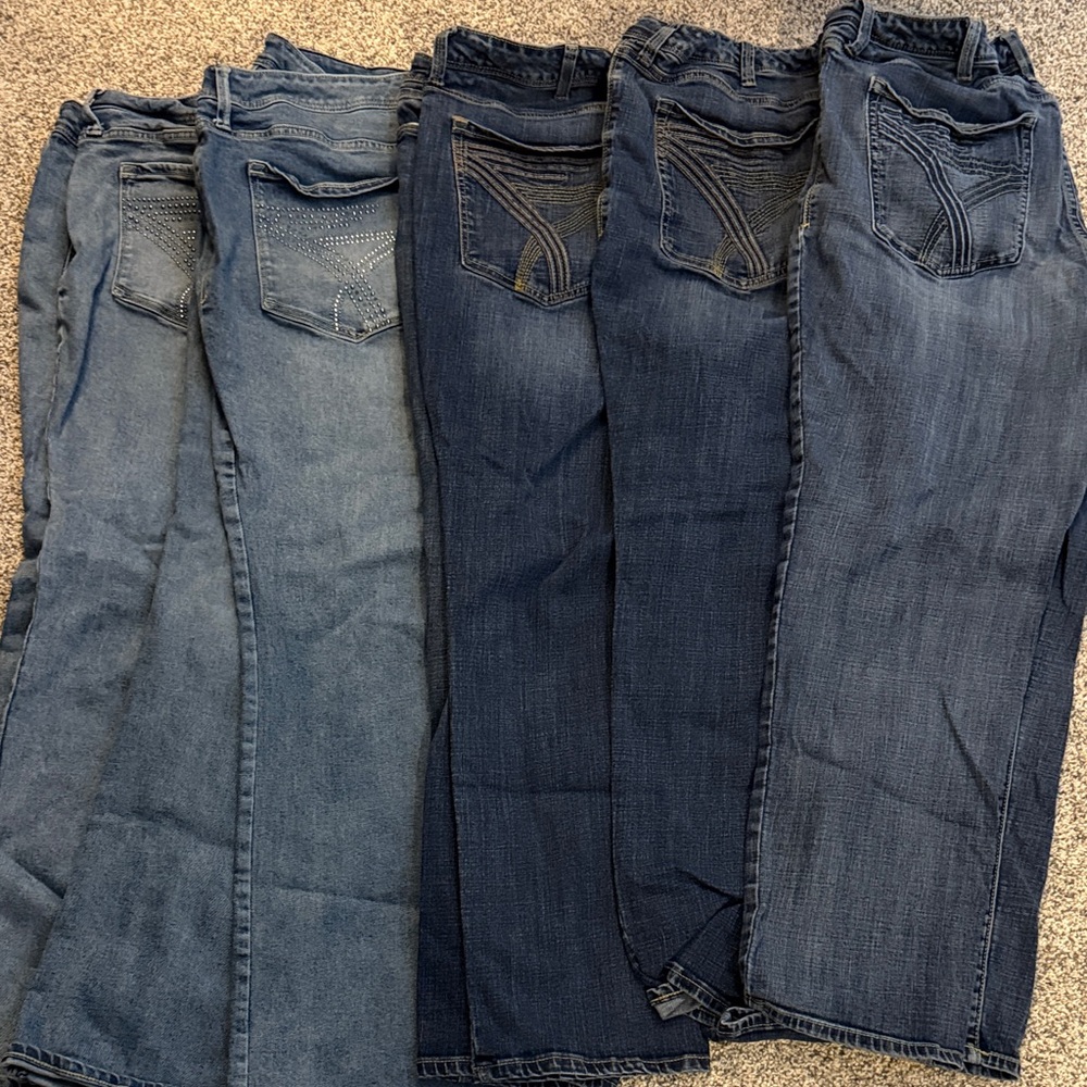 Stylish Women's Straight Leg Jeans in Blue Shades